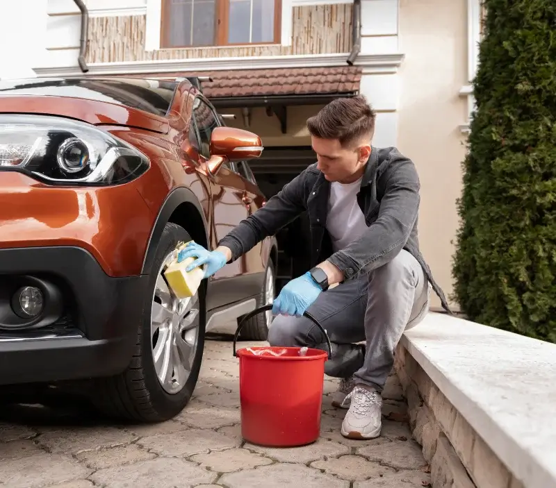 Lavage auto à domicile Vauvert : professionnel intervenant sur un véhicule